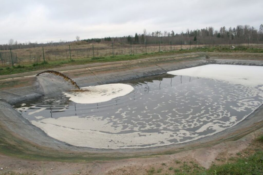 1.Nokrišņus, kas izsūcas cauri noglabāto atkritumu slānim, uzkrāj īpašā baseinā.
Autors: Inga Karpova