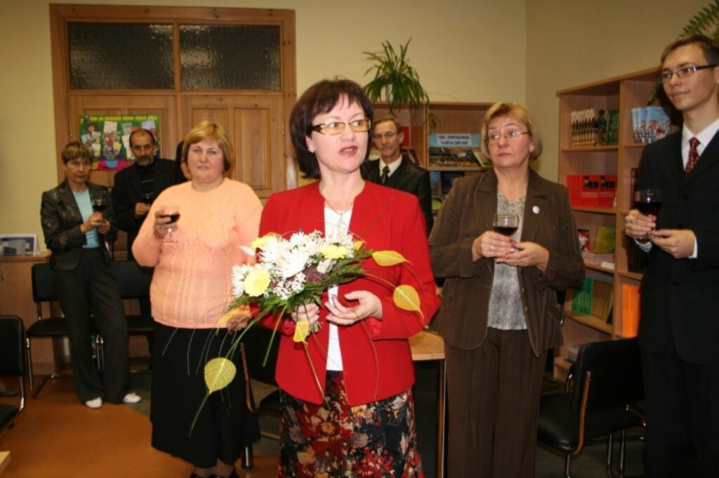 Pēc svinīgās līnijas ģimnāzijas pedagogi un viesi par godu Latvijai pacēla vīna glāzi.  
Autors: Inga Karpova