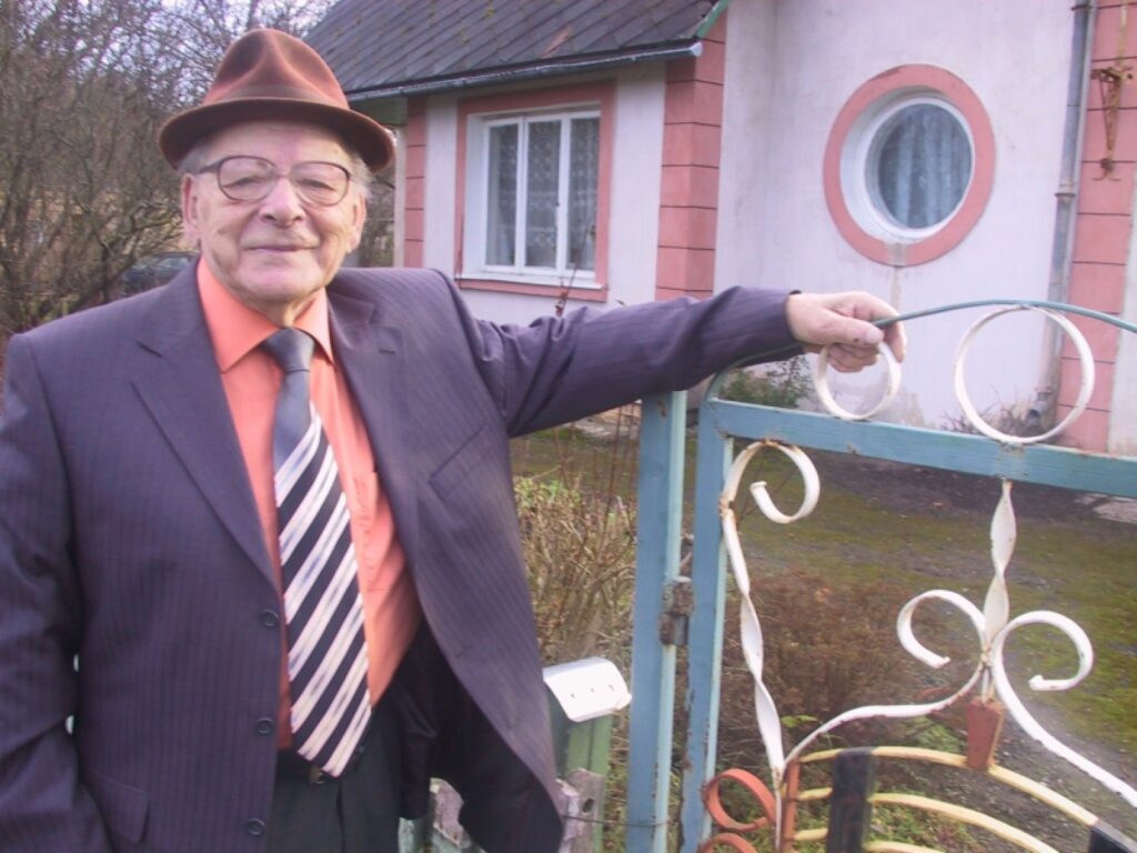 “Kā var nemīlēt Latviju? Esmu te dzimis un uzaudzis,” saka smiltenietis Alberts Mednis. Valsts svētki viņam ir svēta lieta. 
Autors: Sandra Pētersone