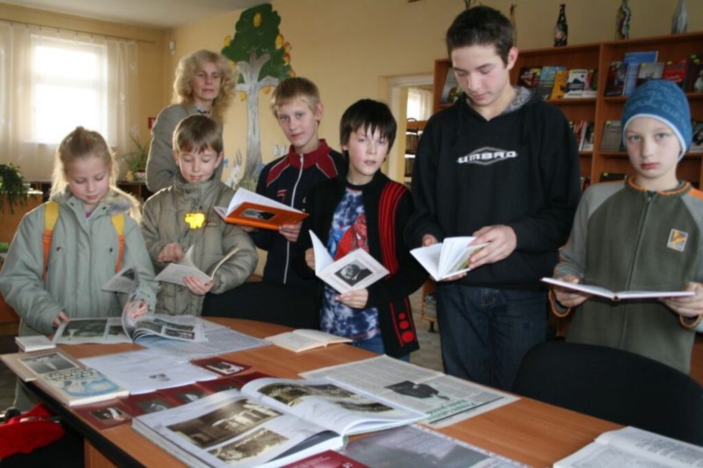 Bilskas pagasta skolēni atzīst, ka bibliotēkas izstādēs viņi var gūt izsmeļošu informāciju par Latvijas vēsturi. 
Autors: Aivars Zilbers