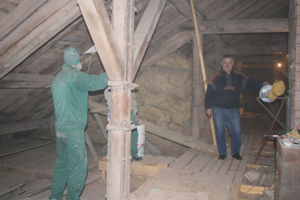 Valkas kultūras nama direktores vietnieks saimnieciskajos jautājums Aleksandrs Gruntmanis ēkas bēniņos seko līdzi renovācijas gaitai.
Autors: Inga Karpova