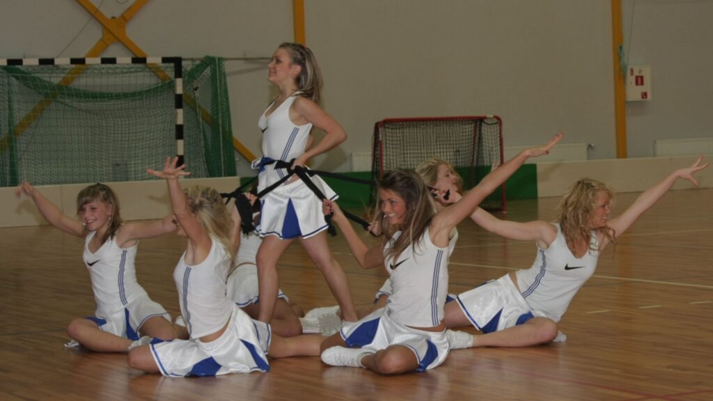 Pirmo reizi Valkas hallē sportistus un skatītājus uzmundrināja Valgas basketbola kluba karsējmeitenes.
Autors: Aldis Dubļāns