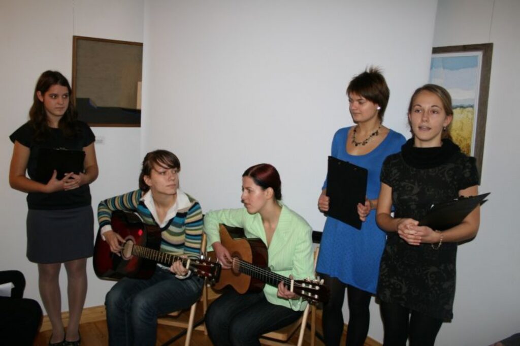 Izbraukuma sēdes dalībniekus sveic Valkas ģimnāzijas 11. klases meitenes. 
Autors: Aivars Zilbers