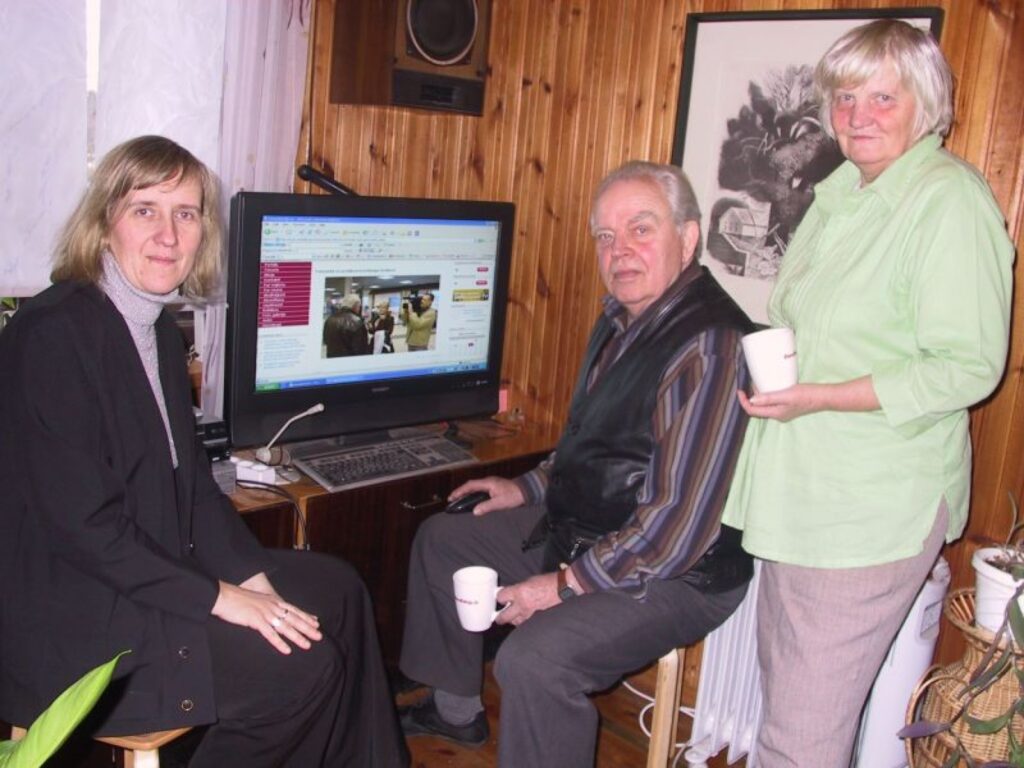 Portāla  redaktorei Sarmītei Ozolai (no kreisās) un citiem tā veidotājiem daudz labu vārdu dzimšanas dienā velta portāla pirmais sveicējs 2007. gadā smiltenietis Guntis Gāle un viņa dzīvesbiedre Māra. 
Autors: Sandra Pētersone