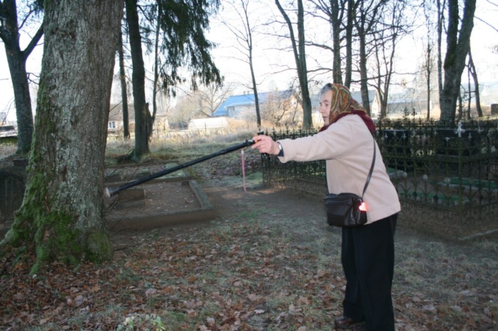 Valcēniete Liene Kļaviņa atbildīgajām amatpersonām iesaka lēmumus par Cimzes kapiem pieņemt apzinoties reālo situāciju uz vietas, nevis sēžot pie galdiem. 
Autors: Inga Karpova