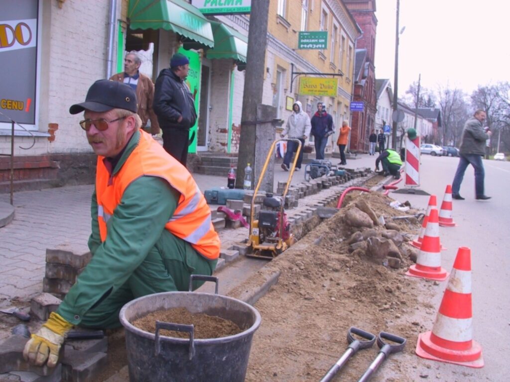 Dzintars Dudelis un citi uzņēmuma “Vidzemes energoceltnieks” strādnieki Smiltenes centrā rekonstruē ielu apgaismojumu. Vairs nebūs neglīto koka stabu un gaisvadu līniju. 
Autors: Sandra Pētersone