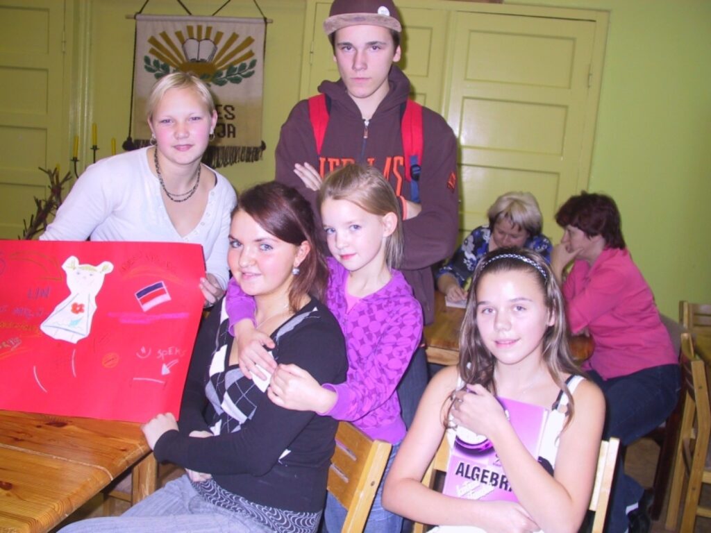  Par Proģimnāzista titulu sacentās: Liene Časka (no kreisās), Zane Cera, palīgos uzaicinot māsu Elizabeti, Laura Vizule un Artūrs Virsis. 
Autors: Sandra Pētersone