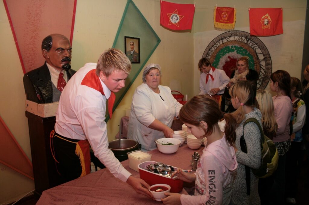 Bijušajā “sarkanajā” datumā SIA “Pedelīte” ēdinātāji grāmatu svētku dalībniekus un viesus cienāja ar krievu īstu skābu kāpostu boršču.
Autors: Aldis Dubļāns