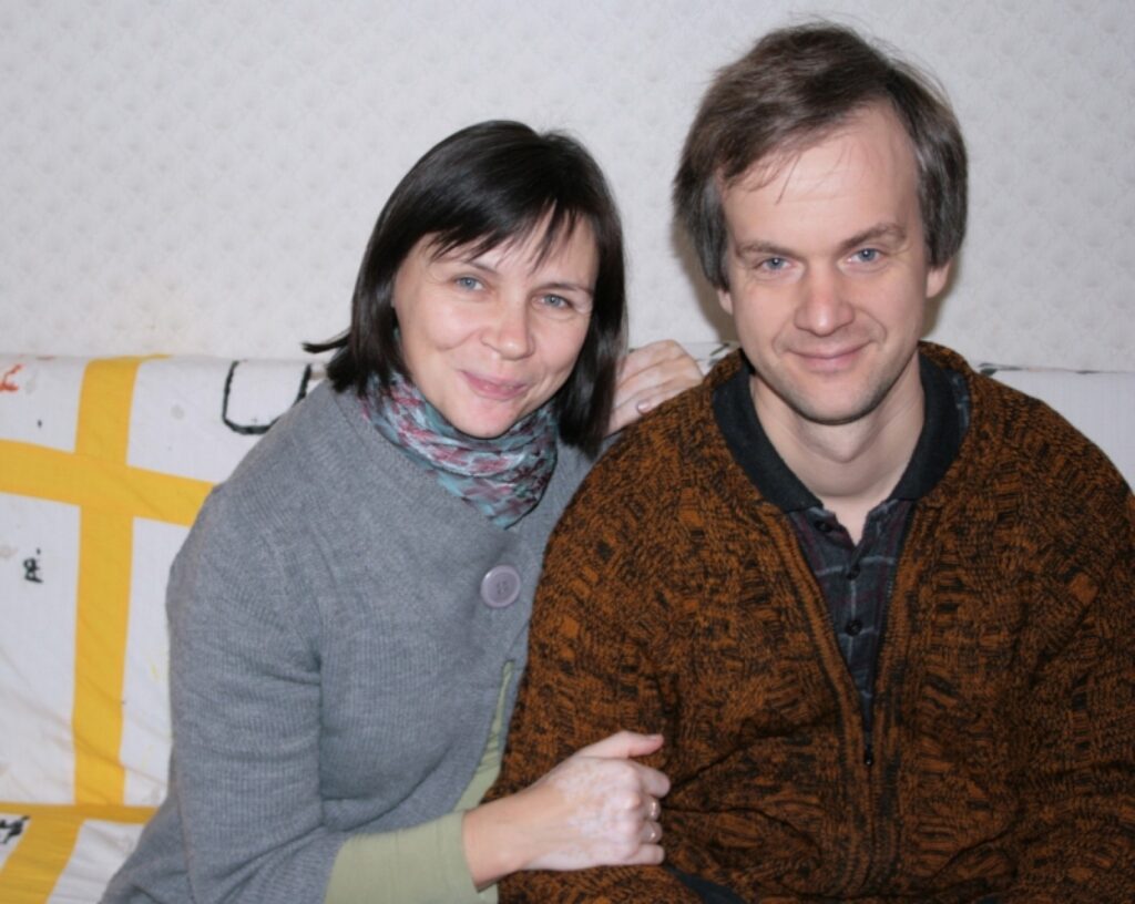 Indra un Raitis Jākobsoni  atgūstas pēc trīs mēnešu citādas dzīves un iespaidiem Amerikā. 
Autors: Aldis Dubļāns