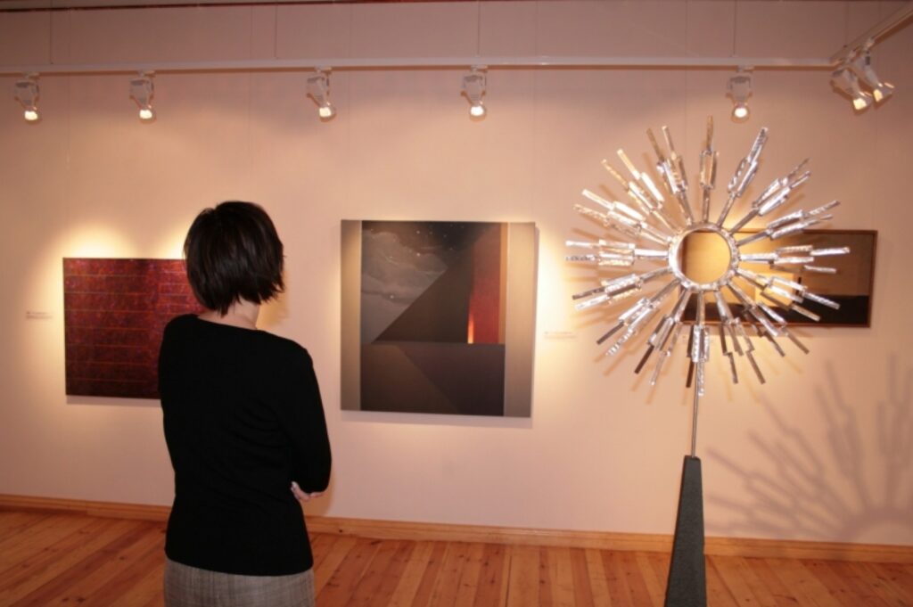 Trimdas latviešu mākslinieku darbu ekspozīcijā iekļauti arī divi mūsu novadnieku Vitauta Sīmaņa un Arnolda Sildega darbi.
Autors: Aldis Dubļāns