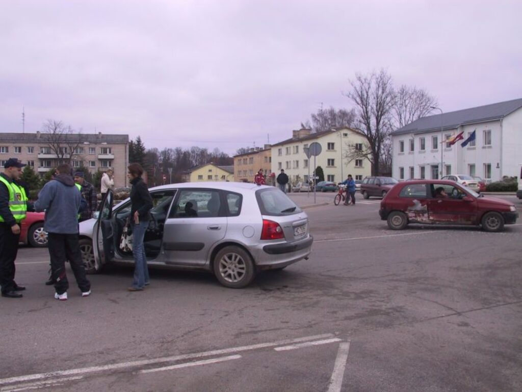 Vēl tikai formalitātes, un jau drīz pēc negadījuma ceļu satiksme Smiltenē turpināja ierasto gaitu.
Autors: Sandra Pētersone