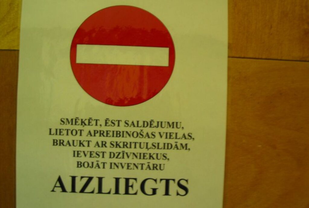 Šis kultūras un sporta centra vadības 2005. gadā izdomātais brīdinājums ar katru gadu paliek neaktuālāks, jo kultūras pasākumi, uz kuriem aicina iedzīvotājus, notiek arvien retāk.
Autors: Sarmīte Ozola