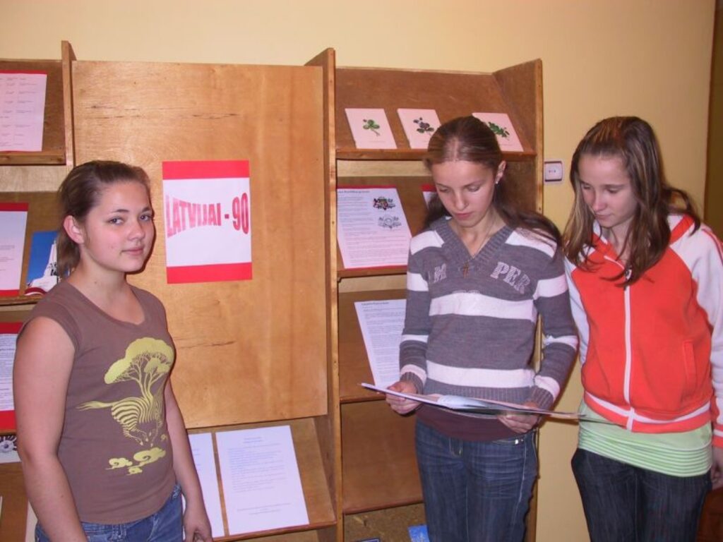 Blomes pamatskolas 7. klases skolnieces Inese (no kreisās), Lauma un Linda interesējas par Latvijas vēsturi, jo ir savas dzimtenes patriotes.
Autors: Santa Sinka