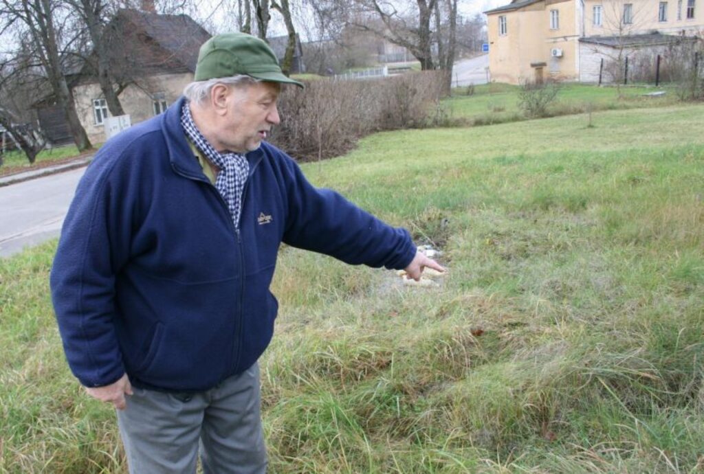 Pensionārs Anatolijs Bogdanovs rāda vietu, kas apkārtējiem kļuvusi bīstama. Tur vairs pat nepļauj zāli. 
Autors: Aldis Dubļāns