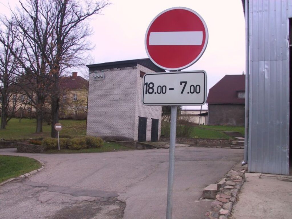 Lai aizsargātos no nevēlamām kompānijām, pie Smiltenes tehnikuma dienesta viesnīcas uzstādīta ceļa zīme “Iebraukt aizliegts”.
Autors: Sandra Pētersone