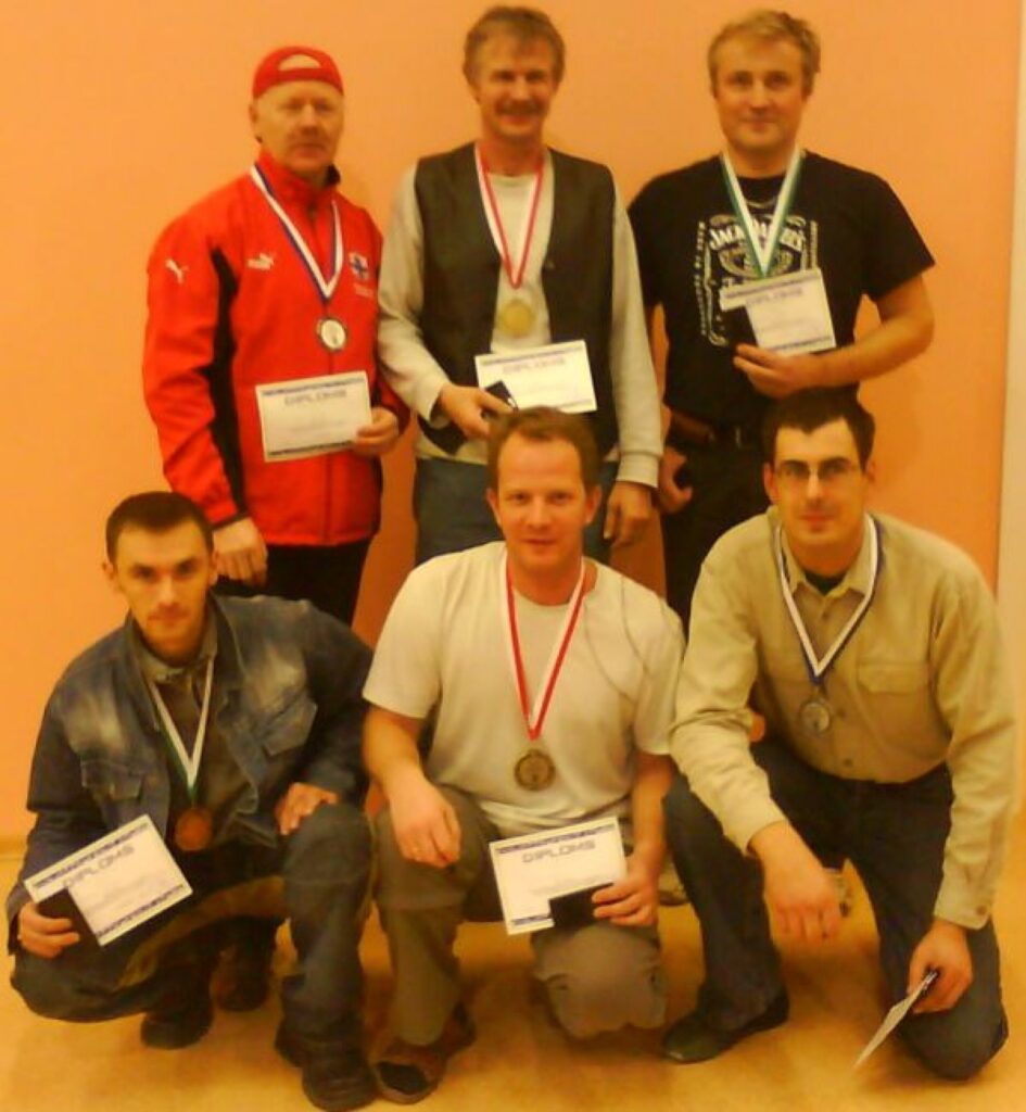 Rajona čempionātā novusā godalgotās vietas izcīnīja: junioru grupā (1. rindā no kreisās) Sandis Pendriks, Lauris Petrovs, Mārtiņš Kalns, senioru grupā (2. rindā no kreisās) Aivars Grinbergs, Ilmārs Pavasars, Armands Elstiņš.
Autors: No personīgā arhīva