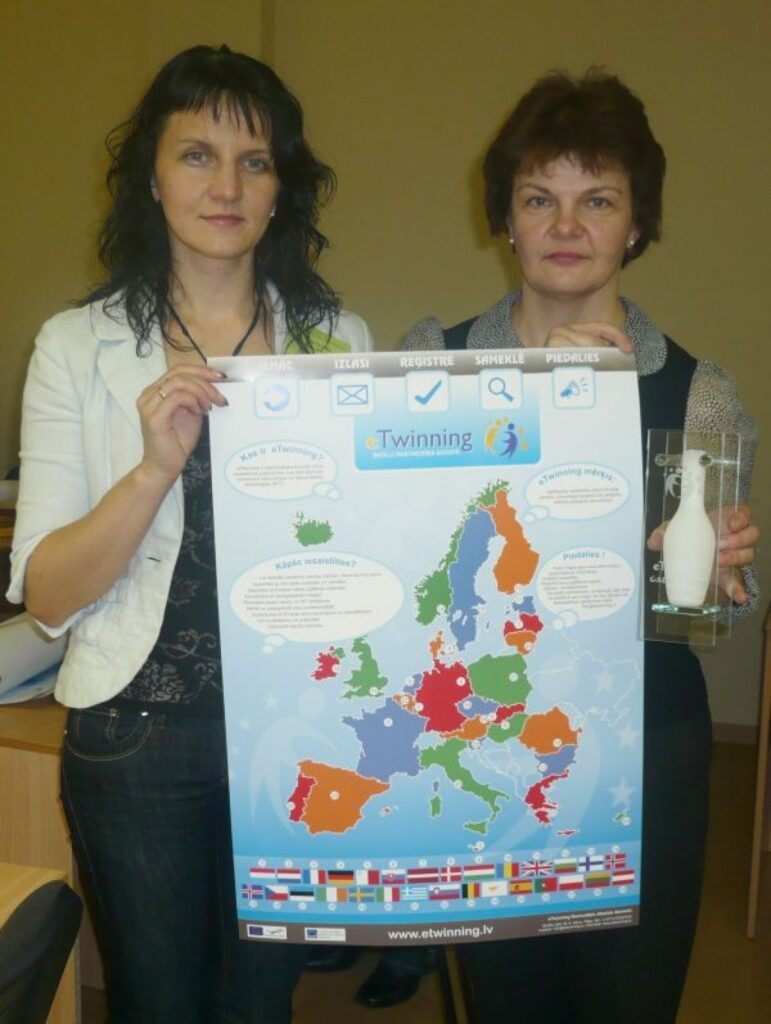 “Etwining” projekta “Ļauj man iepazīstināt ar savu valsti” 2. vietas ieguvēja Smiltenes Trīs pakalnu pamatskolas skolotāja Inga Jurciņa (no kreisās) kopā ar gada balvas ieguvēju Veltu Bērtiņu no Krāslavas valsts ģimnāzijas. 
Autors: No personīgā arhīva