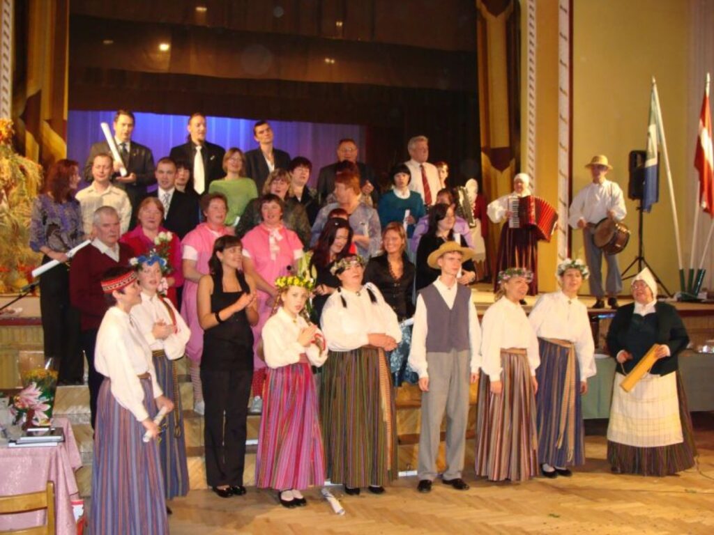 Sestdien Valkas kultūras namā sumināja ne vien esošos dziesmu draugu kopas “Nāburgi” dziedātājus, bet arī bijušos, kuri kuplinājuši dziedātāju rindas. 
Autors: No personīgā arhīva