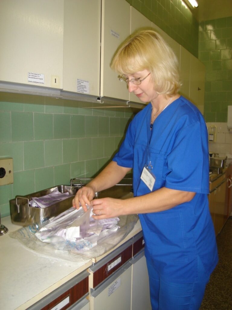 Smiltenes Sarkanā Krusta slimnīcas ķirurģijas nodaļas pārsiešanas māsa Inese Onžule atbalsta streiku, lai nebūtu jāstrādā divas trīs slodzes, lai nebūtu jāmeklē darbs ārpus slimnīcas, lai varētu savilkt galus kopā. Tas taču ir tikai cilvēcīgi. 
Autors: Santa Sinka