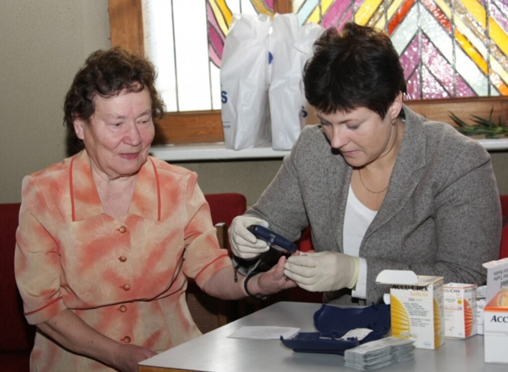 Diabēta ārste no SIA “Invitros” Zane Broka ir regulārs viesis Valkā – viņa pārbauda holesterīna līmeni asinīs.
Autors: Aldis Dubļāns