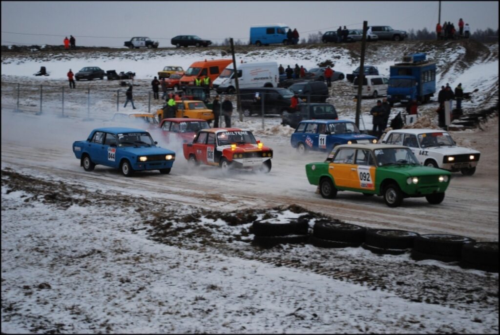 Sacensību garšu “VAZtusa” jauniešu klases dalībnieks līdzšinējais līderis Rinalds Bērziņš (mašīnas numurs 036) 3. posmā izbaudīja maz, jo žigulītim nobruka motors.
Autors: No personīgā arhīva