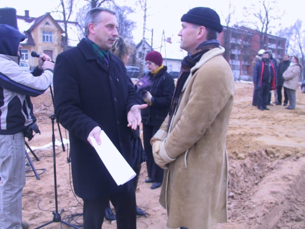 Smiltenes pilsētas domes priekšsēdētājs Ainārs Mežulis (no kreisās) par otru svarīgāko notikumu pilsētā 2008. gadā uzskata pamatakmens ielikšanu tirdzniecības, sporta un atpūtas kompleksa jaunbūvei.
Autors: Sandra Pētersone