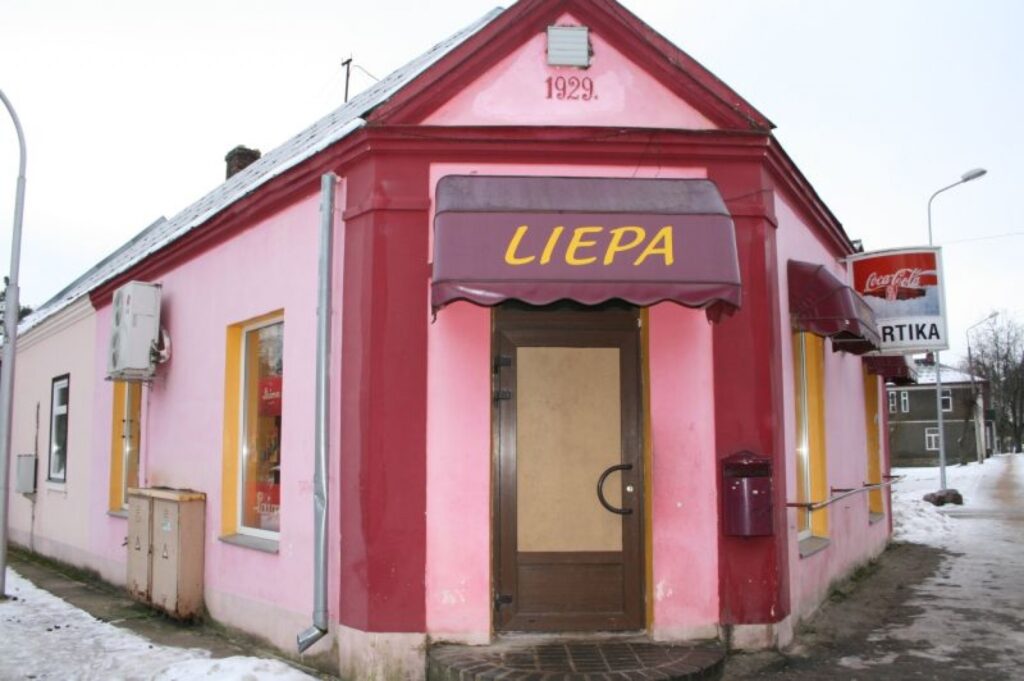 Pēc zādzības veikalam “Liepa” Valkā izsistā durvju stikla vietā pagaidām jāizlīdzas ar citu materiālu. 
Autors: Inga Karpova