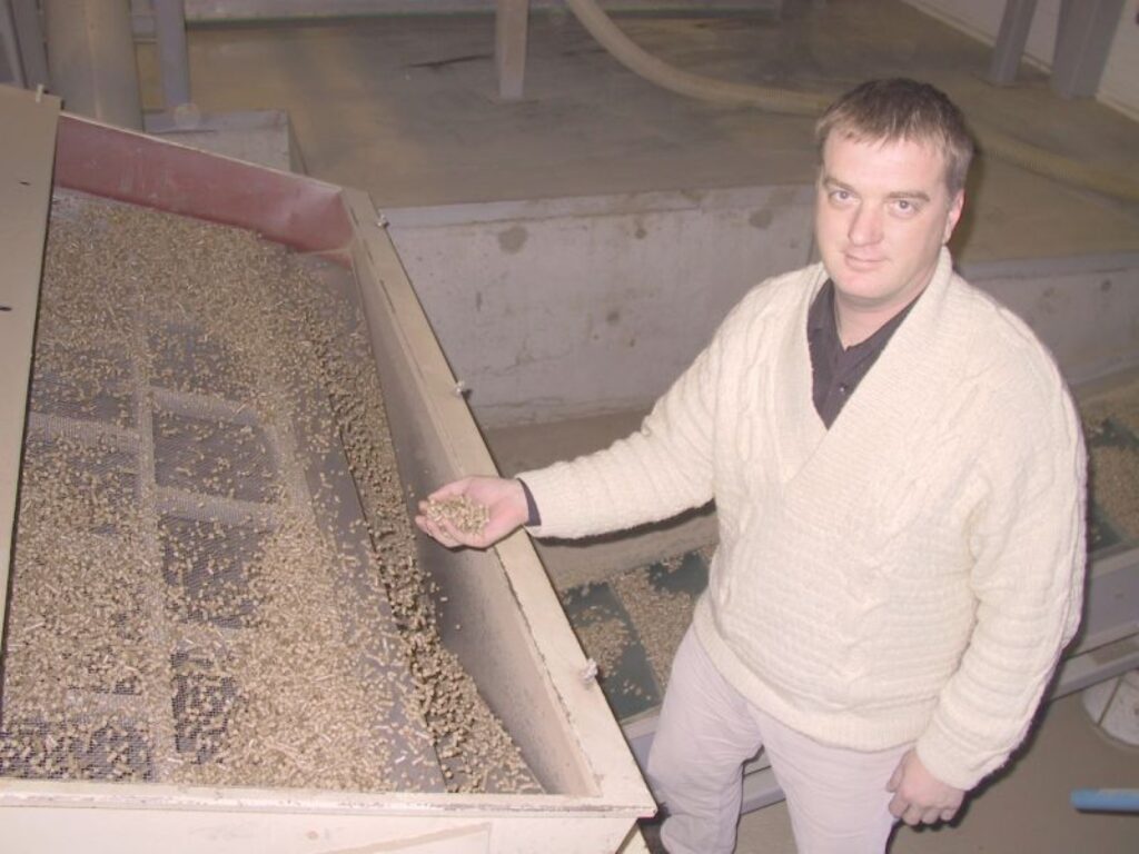 Uzņēmuma “Graanul Invest” izpilddirektors Mairis Reiziņš ir gandarīts. Rūpnīca jau noslēgusi līgumus par visas 2009. gadā saražotās produkcijas pārdošanu.
Autors: Sandra Pētersone