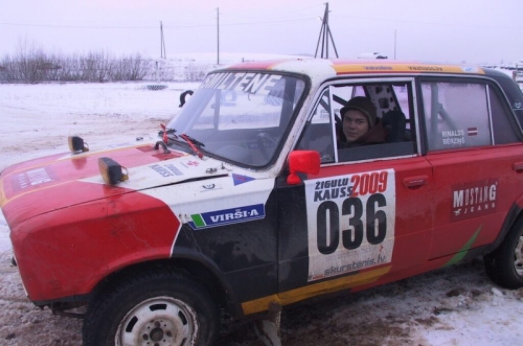 15 gadus vecais jaunietis savu brīvo laiku galvenokārt pavada garāžā, gatavojot žigulīti sacensībām
Autors: Santa Sinka