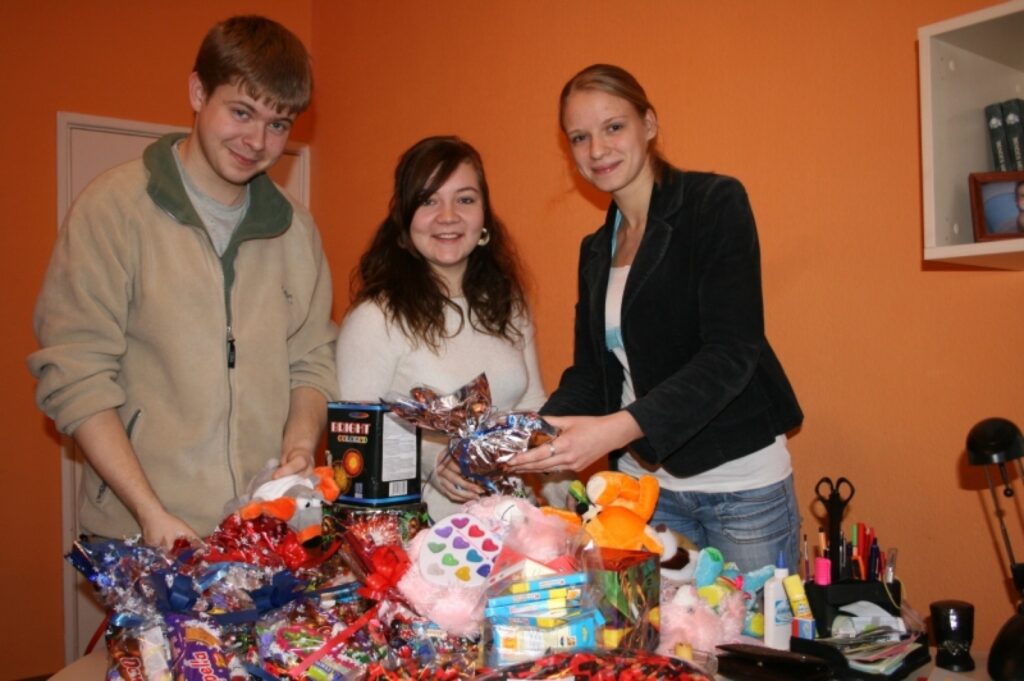 Valkas domes Izglītības nodaļas speciāliste darbā ar jaunatni Romina Meļņika (no labās) kopā ar Diānu Giļi un Robertu Fedosejevu  ir pārliecināti, ka sarūpētās dāvanas iepriecinās daudzus bērnus.
Autors: Aivars Zilbers