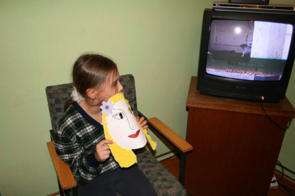 Mazā Vitnija Kjubesepa atrpūtas mirkļos paskatās skolotājas piedāvāto videoklipu.
Autors: Aivars Zilbers