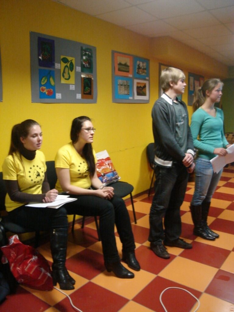 Ogres ģimnāzijas meitenes smējās, ka, gatavojoties konkursam, no uztraukuma zaudēja pāris kilogramus svara, bet zēni iemācījās siet kaklasaiti. 
Autors: Sandra Pētersone