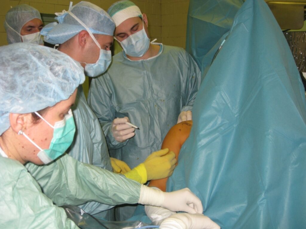 Traumatologs ortopēds Kaspars Ūdris kopā ar SIA “Sarkanā Krusta Smiltenes slimnīca” kolēģiem un savu skolotāju no Lietuvas veic sarežģītu pleca locītavas operāciju. 
Autors: No personīgā arhīva