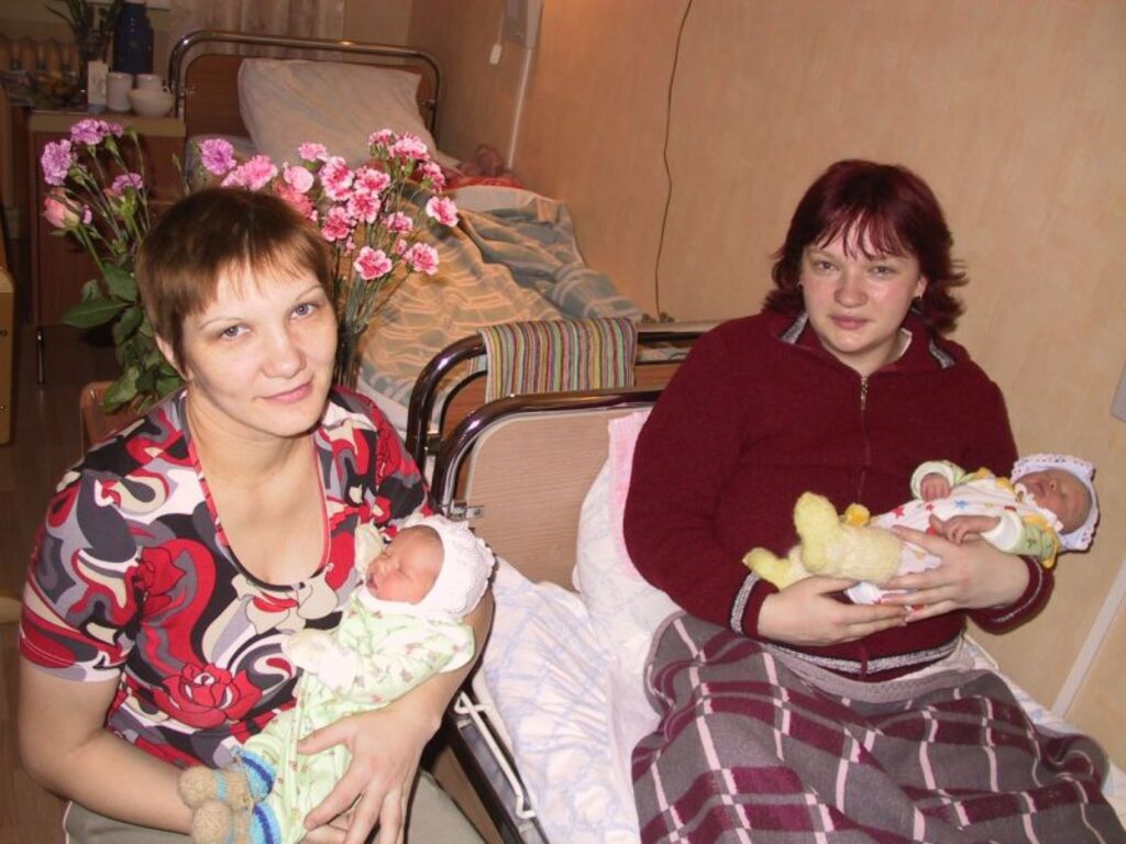 Smilteniešu Gunitas Leimanes (no kreisās) un Līgas Turlajas meitiņām šogad būs pirmie Ziemassvētki. Mazulītes piedzima šonedēļ. 
Autors: Sandra Pētersone