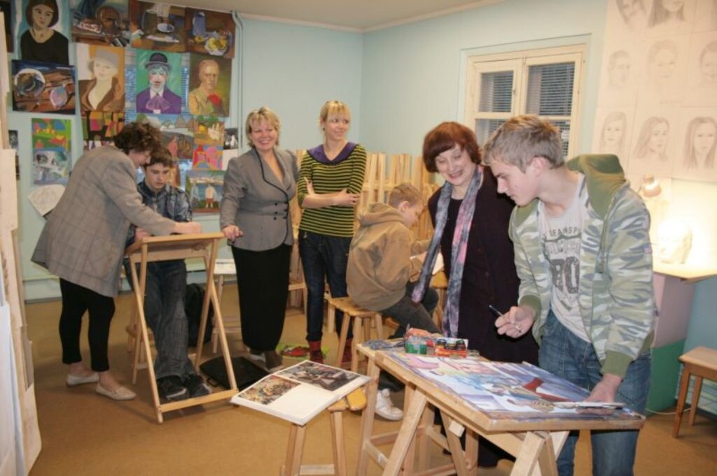 Valkas mākslas skolas pedagoģes Maruta Stabulniece (no kreisās), Skaidrīte Bondare, Līva Dorša un Gunda Sīmane strādā gan ar studistiem un sestkursniekiem, gan ar citu kursu audzēkņiem.
Autors: Aldis Dubļāns