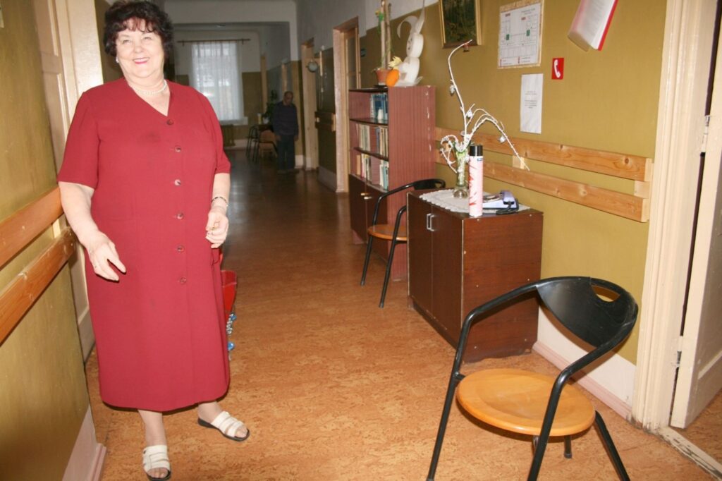 Sedas veco ļaužu centra vadītāja Meta Spale priecājas par ērtajiem vācu draugu sūtītajiem krēsliem.
Autors: Inga Karpova