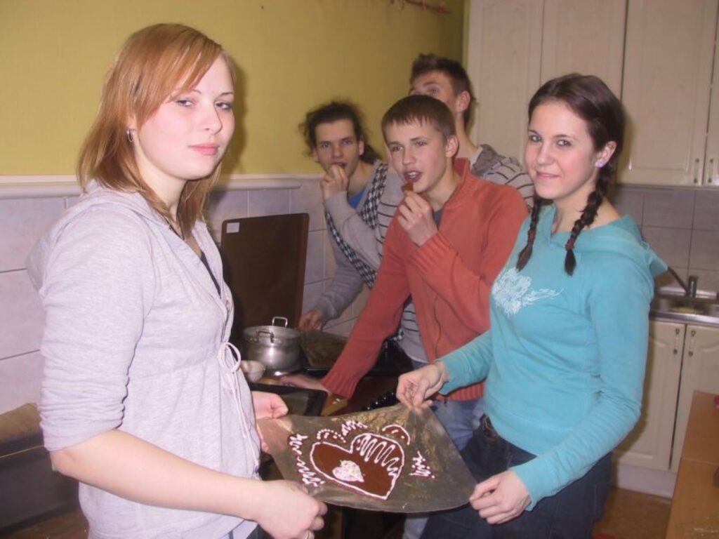 Beāte Balode (no kreisās), Anna Kalniņa un citi 10. klases skolēni divas dienas cepa piparkūkas un vakar tās aizveda uz Vidzemes slimnīcu.
Autors: Sandra Pētersone