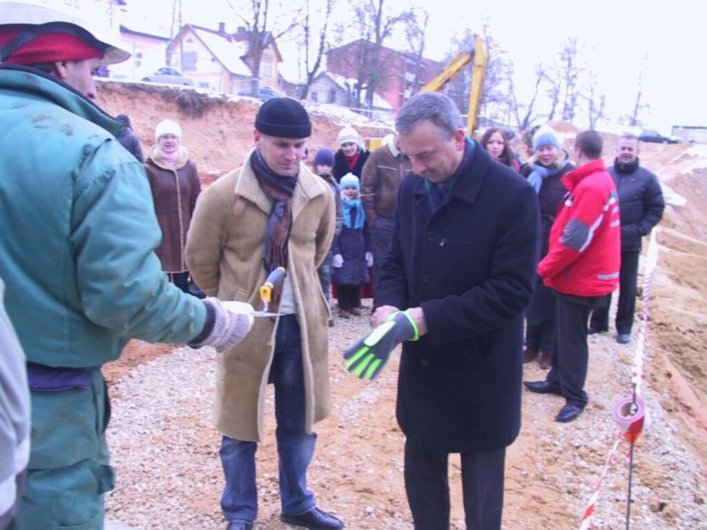 Smiltenes tirdzniecības, sporta un atpūtas kompleksa jaunbūves pamatos kapsulu ieguldīja viens no firmas “Waterland” īpašniekiem Vahurs Blūmfelds (no kreisās) un Smiltenes pilsētas domes priekšsēdētājs Ainārs Mežulis. 
Autors: Sandra Pētersone