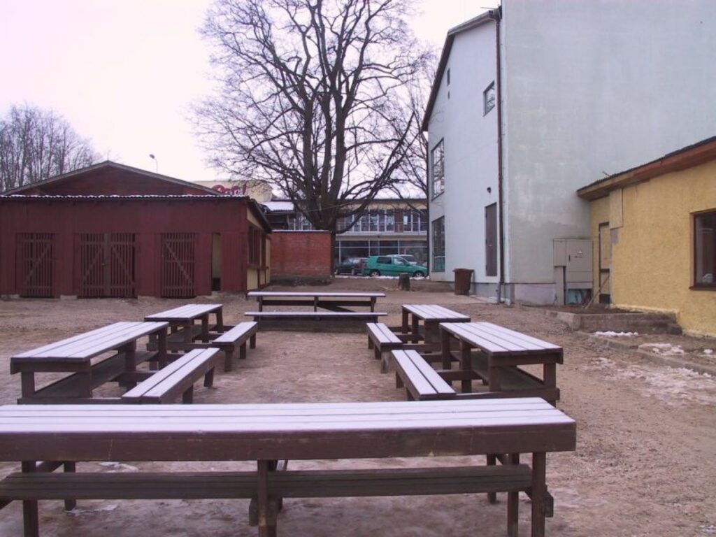 Firma “Baltijas izsoļu nams” labiekārtojusi laukumu Ziemassvētku gadatirgum, taču pārdevēju vēl nav. Daļa tirgotāju norāda uz augsto pašvaldības nodevu.
Autors: Sandra Pētersone