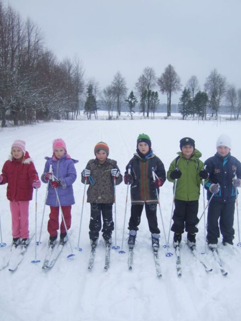 Pateicoties veiksmīgi uzrakstītajam projektam par sporta inventāru, Grundzāles pamatskolā pirmo reizi pēdējo divdesmit gadu laikā vienlaicīgi slēpot var visi klases skolēni. 
Autors: Māris Stabiņš