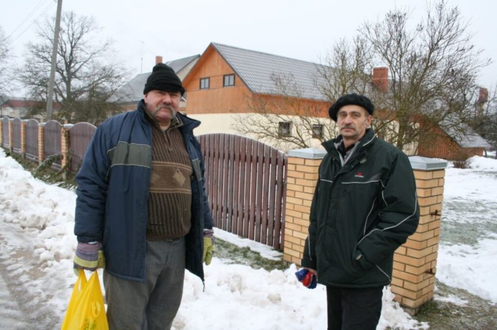 Valkas pagasta iedzīvotājs Dainis Zeps (no kreisās)uzskata, ka pašlaik reforma vēl var pagaidīt, bet Timofejs Cuprijanovičs domā, ka arī tagad Valka cilvēkiem ir tuvākais centrs.
Autors: Aivars Zilbers