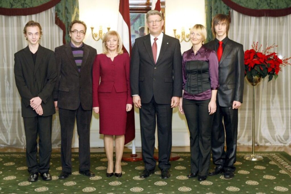 Piektdien Niklaviču ģimene no Valkas – vidējais dēls Zigfrīds, tētis Andris, mamma Inese un vecākais dēls Janeks – kopā ar Valsts prezident Valdi Zatleru un viņa kundzi Lilitu – iededza svētku egli.
Autors: Toms Kalniņš (Valsts prezidenta  kanceleja).   