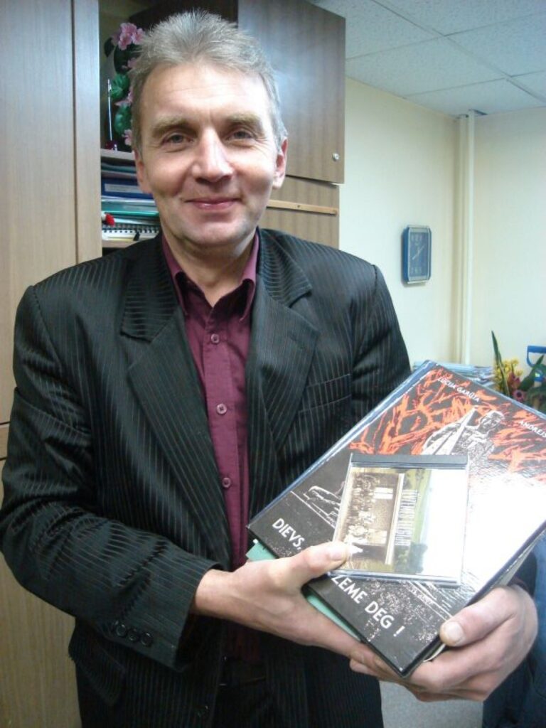 Smiltenes mūzikas skolas direktors Andris Megnis rokās varēja paņemt tikai daļu no Latvijas Komponistu savienības dāvinātajiem mācību materiāliem.
Autors: Sandra Pētersone