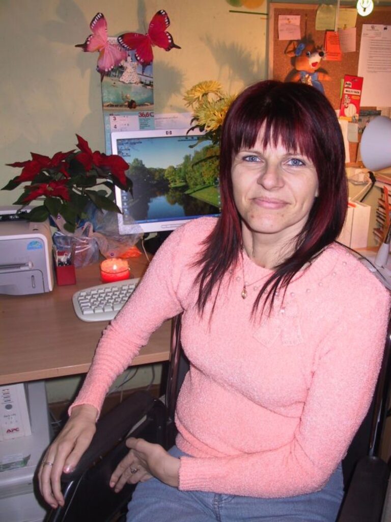 Strenču pilsētas bibliotekāre Antra Else iedomājās, - būtu jauki, ja svētku sajūtu telpā radītu pie griestiem piekarināti rotājumi.
Autors: Sandra Pētersone