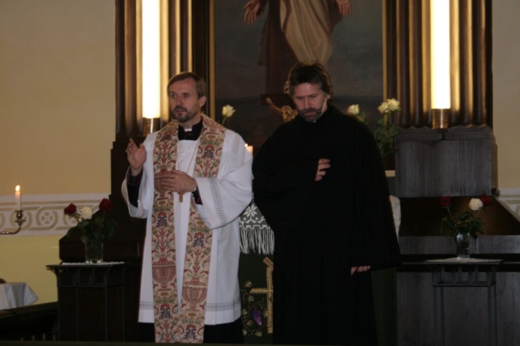 Mācītājs Ģirts Kalniņš (no labās) kopā ar Latvijas evaņģēliski luteriskās baznīcas arhibīskapu Jāni Vanagu piedalās Valkas kristīgā bērnudārza “Gaismiņa” 10 gadu jubilejai veltītajā svētbrīdī. 
Autors: Aldis Dubļāns