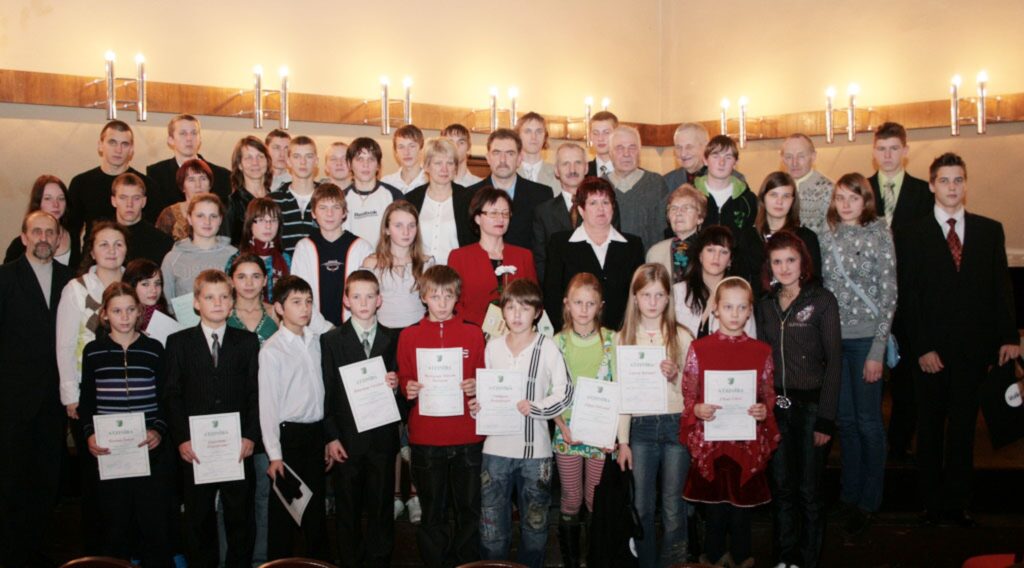 Pirmo reizi Valkā Ziemassvētku priekšvakarā vairāki desmiti labāko sportistu, pedagogu un sporta dzīves organizatoru kopējā saietā saņēma pilsētas domes atzinības.
Autors: Aldis Dubļāns