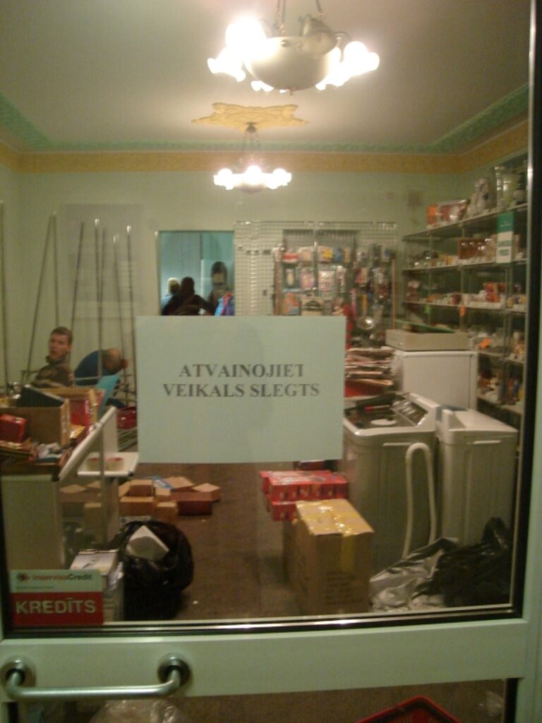 Smiltenē slēgts firmas “Gerkens un Partneri” veikals. Tam iemesls ir arī iedzīvotāju pirktspējas samazināšanās. 
Autors: Sandra Pētersone