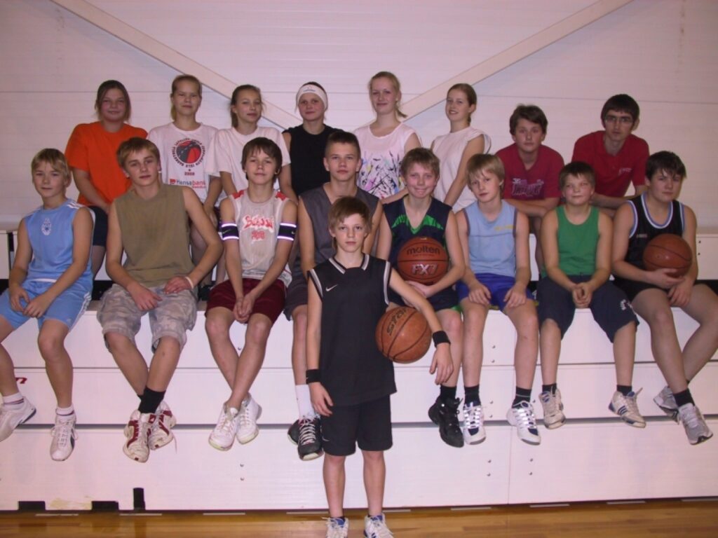 Trenera Dzintara Ziediņa (2. rindā pirmais no labās) audzēkņi - gan zēni, gan meitenes, šajā sezonā gūst lielākus panākumus Jaunatnes basketbola līgā. 
Autors: Sandra Pētersone