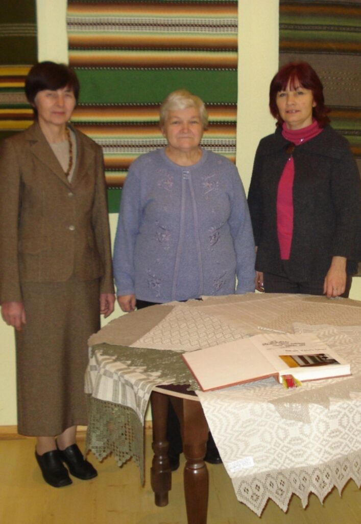 Izstādes atklāšanā Balvos no Smiltenes bija Tautas lietišķās mākslas studijas “Smiltene” vadītāja Inese Kauliņa (no kreisās), studijas dalībniece Raita Brūzīte un nodibinājuma “Smiltenes muzeja fonds” valdes priekšsēdētāja Zinaida Bērza.
Autors: No personīgā arhīva