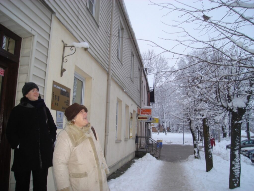 Zvirbuļa uzticība bibliotēkai iepriecina gan smiltenietes Līgu Krūmiņu - Krīgeri (no kreisās) un Zaigu Krūmiņu, gan citus šīs iestādes apmeklētājus un darbiniekus.
Autors: Sandra Pētersone